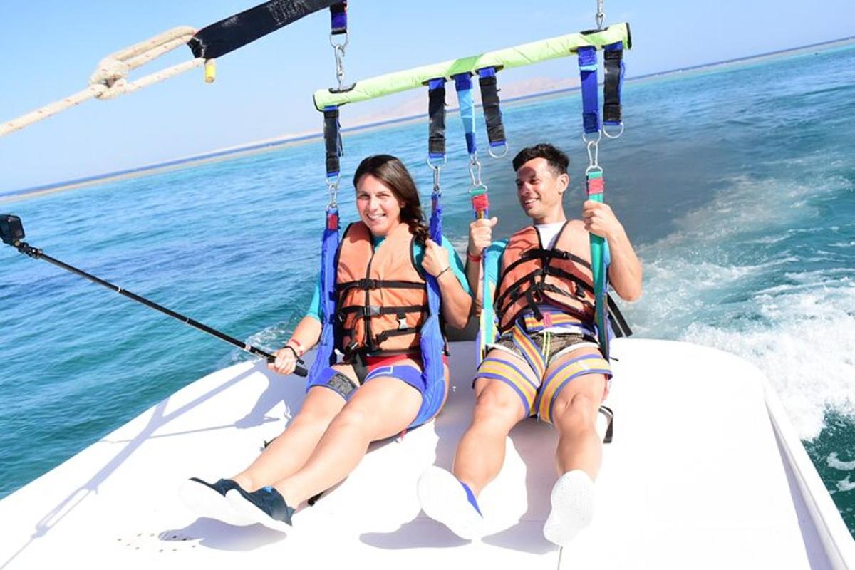 un uomo e una donna su una barca sull'acqua