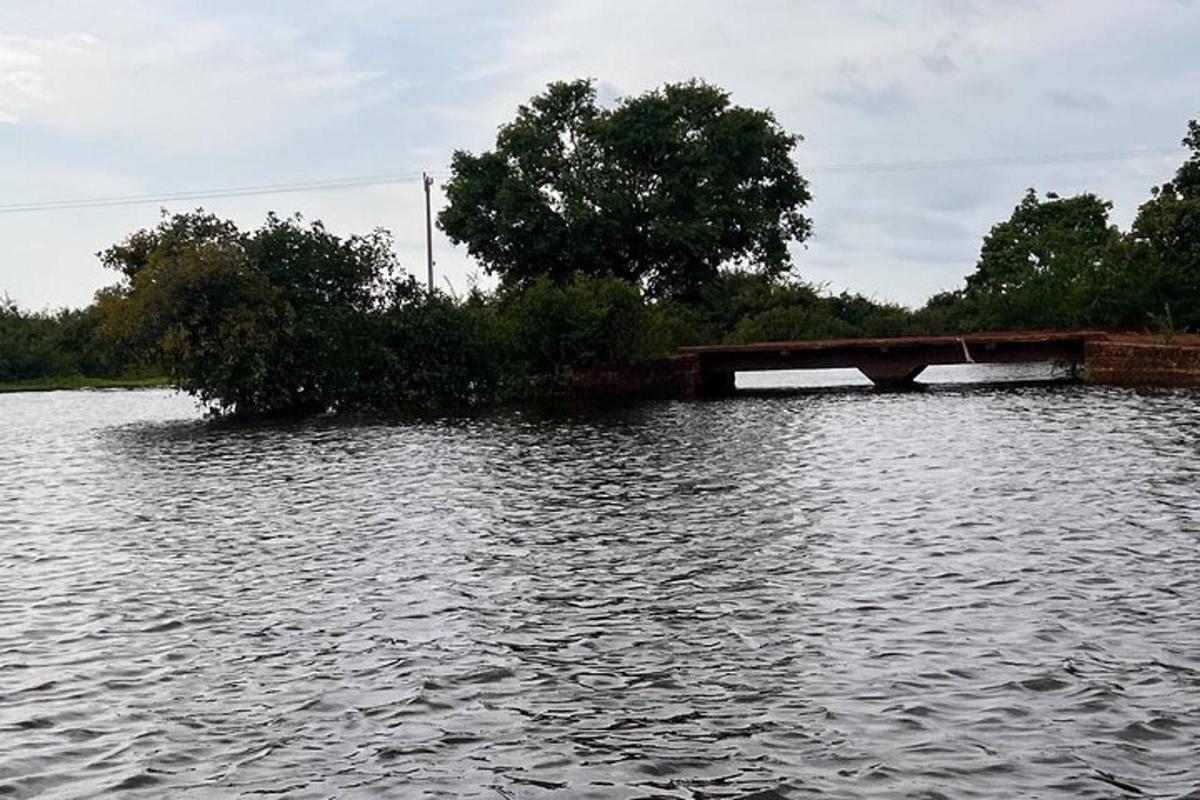 un grande specchio d'acqua con un ponte al suo interno