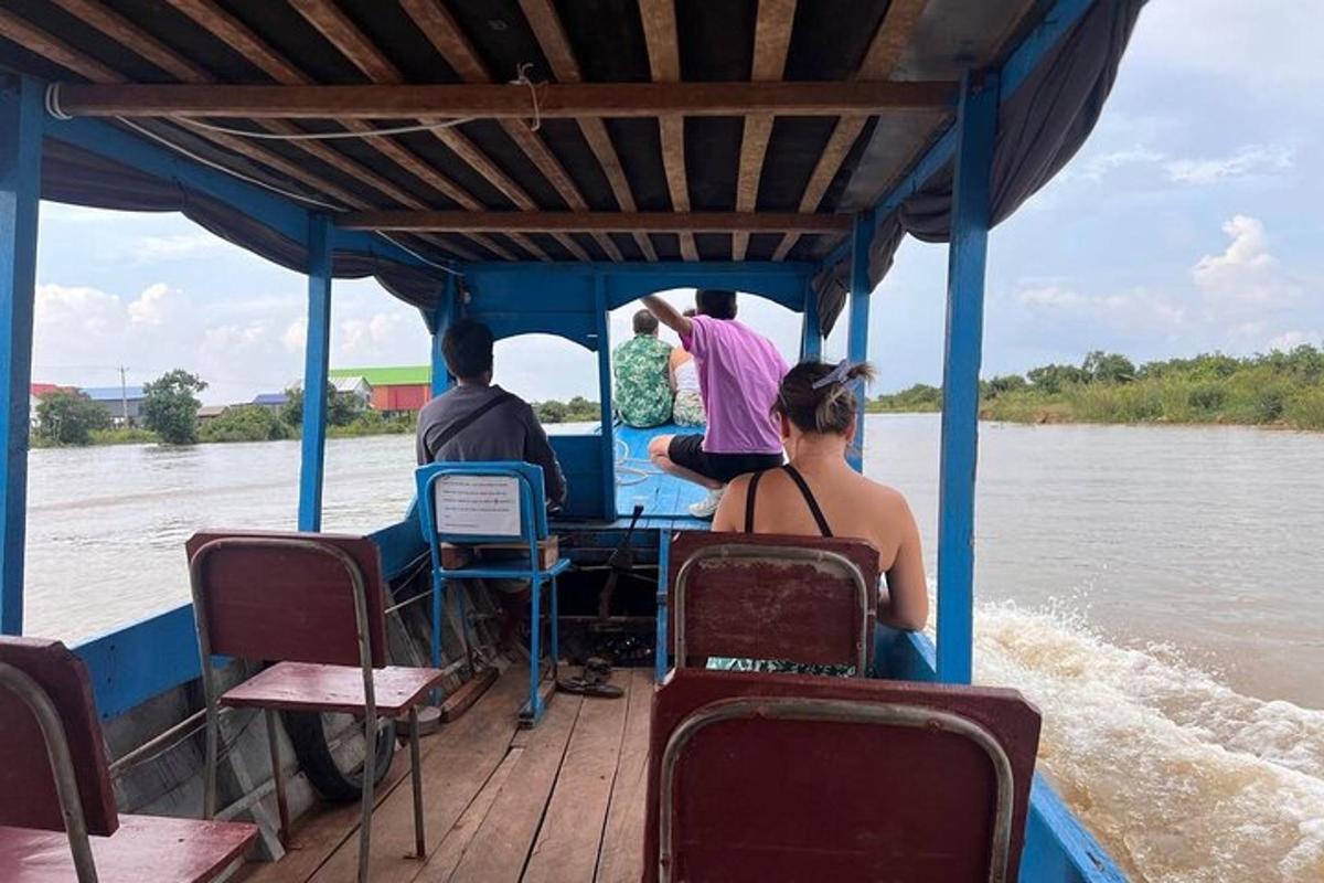 un gruppo di persone su una barca sul fiume