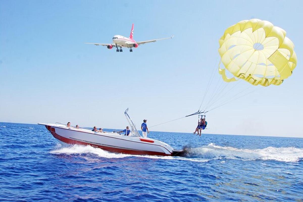 um grupo de pessoas em um barco na água com um avião