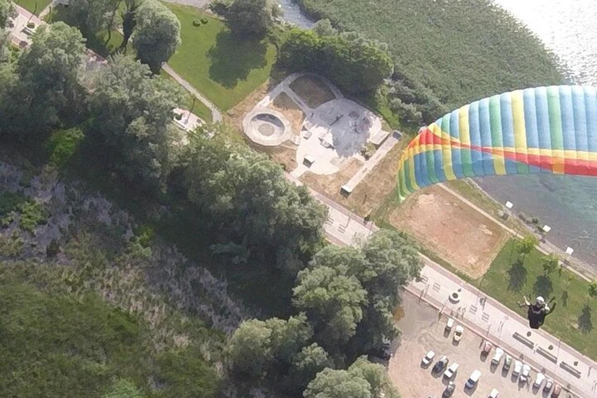pohled shora na velký duhový padák