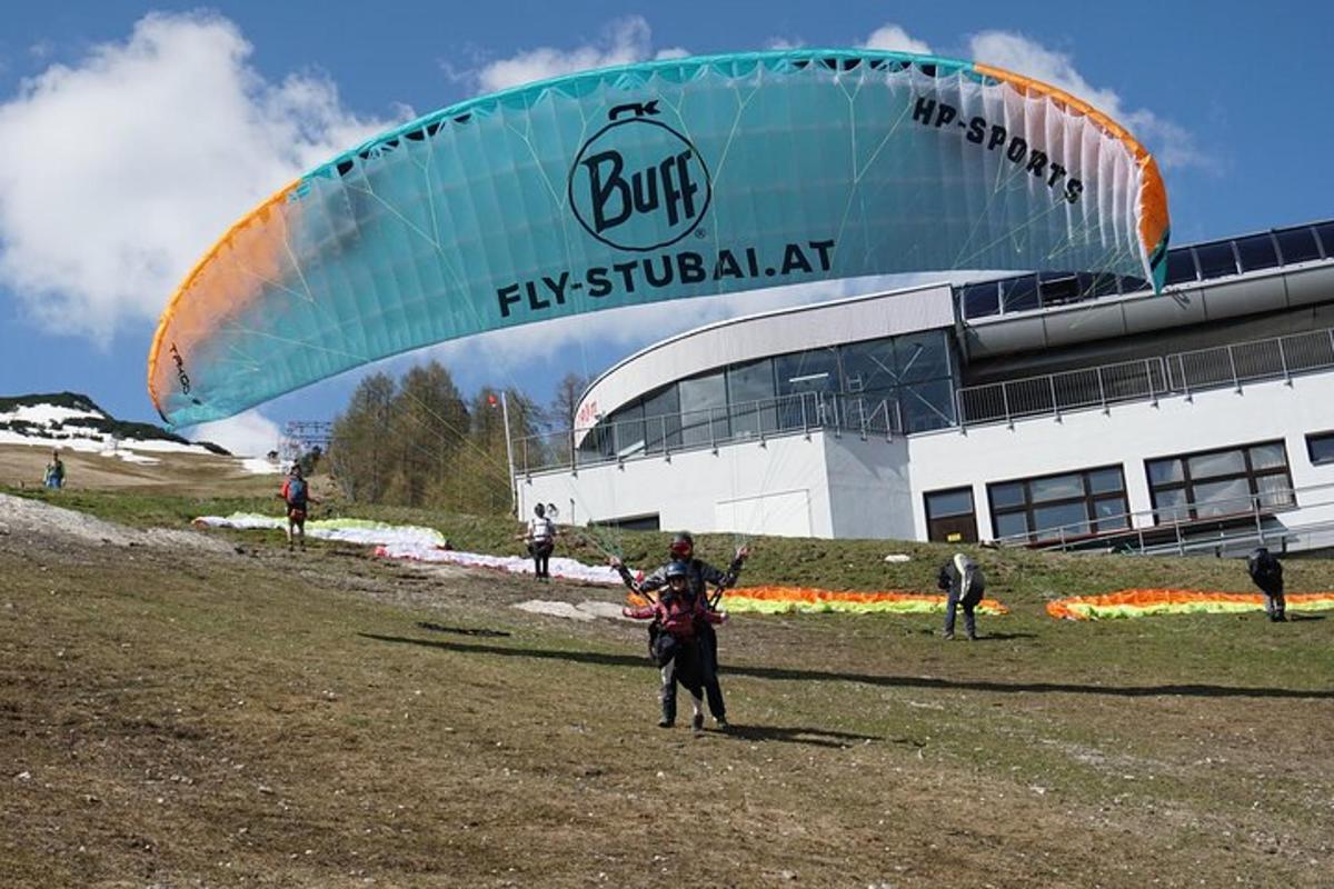 muž pouští velkého draka před budovou