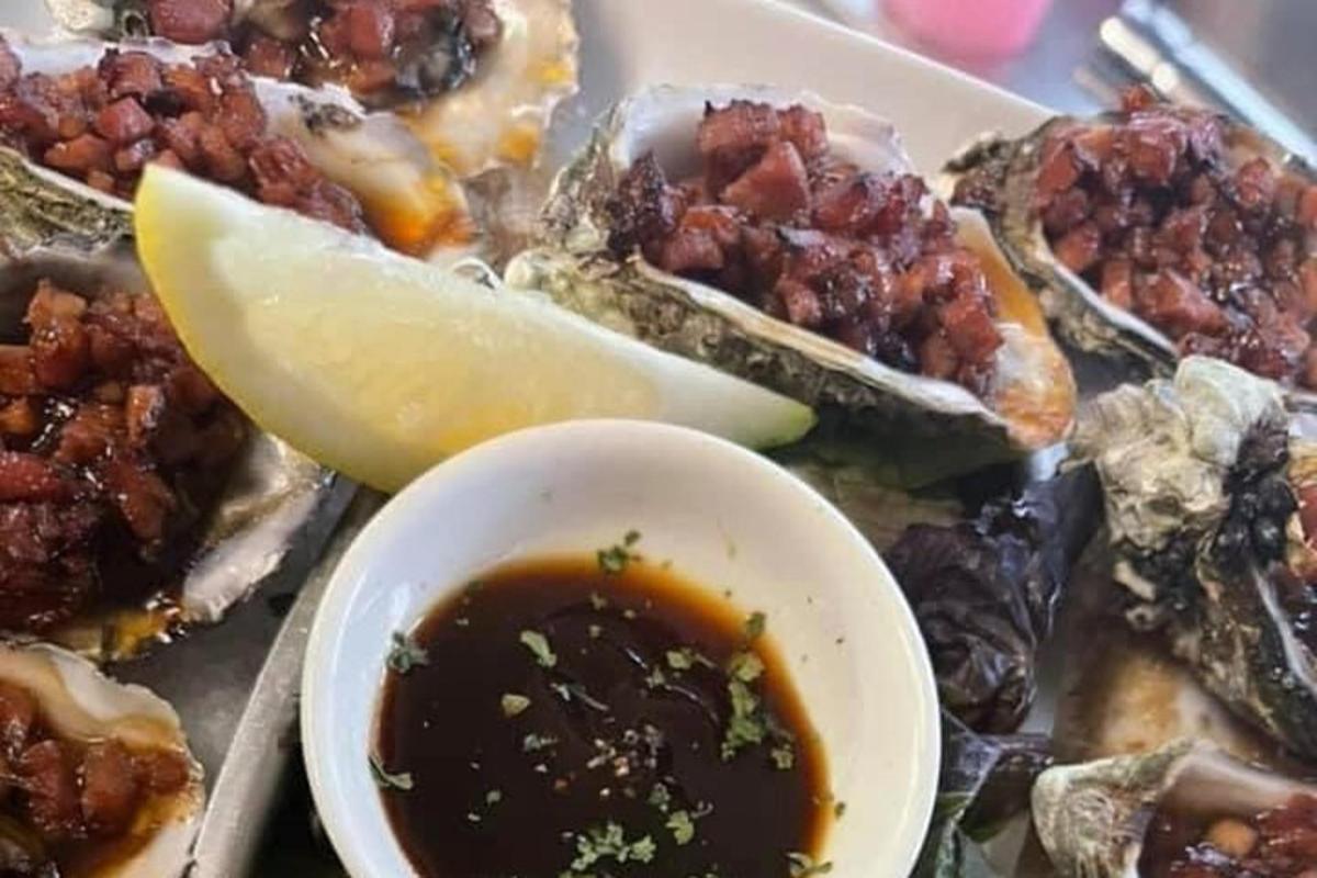 một đĩa hàu với chanh và nước chấm