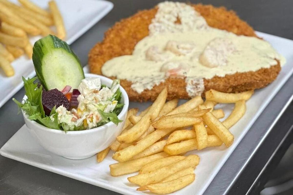 طبق مع شطيرة وسلطة وبطاطس مقلية