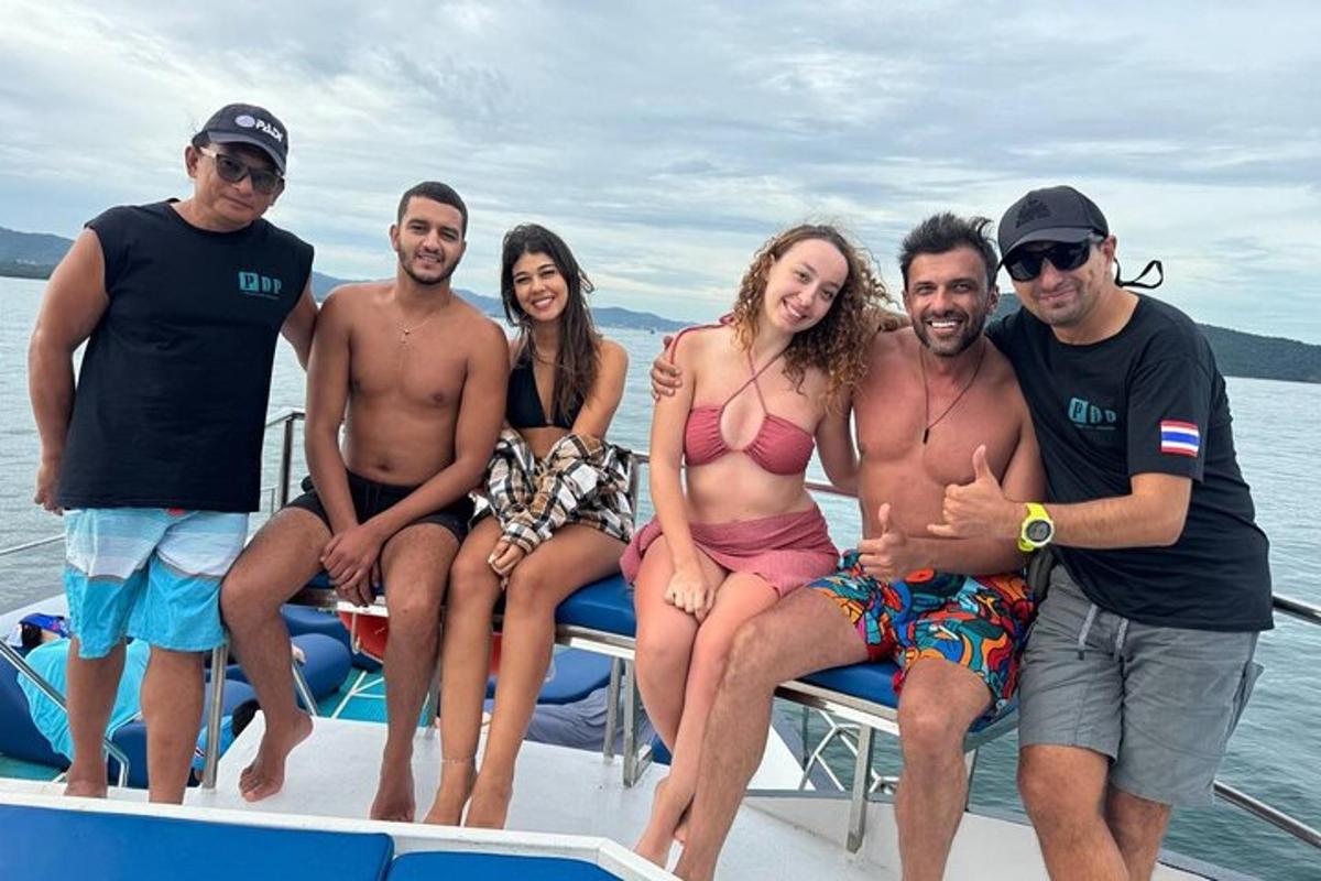 un gruppo di persone sedute su una barca