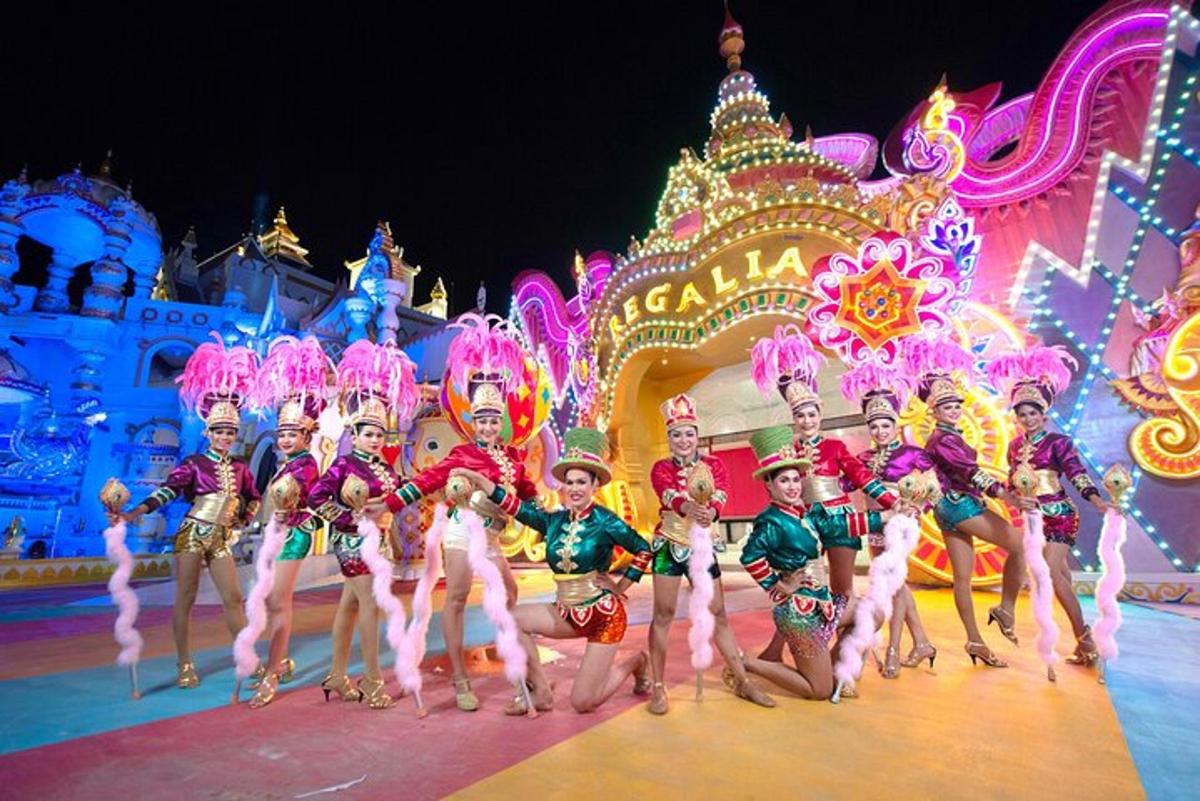 un gruppo di bambini che ballano davanti a un carnevale