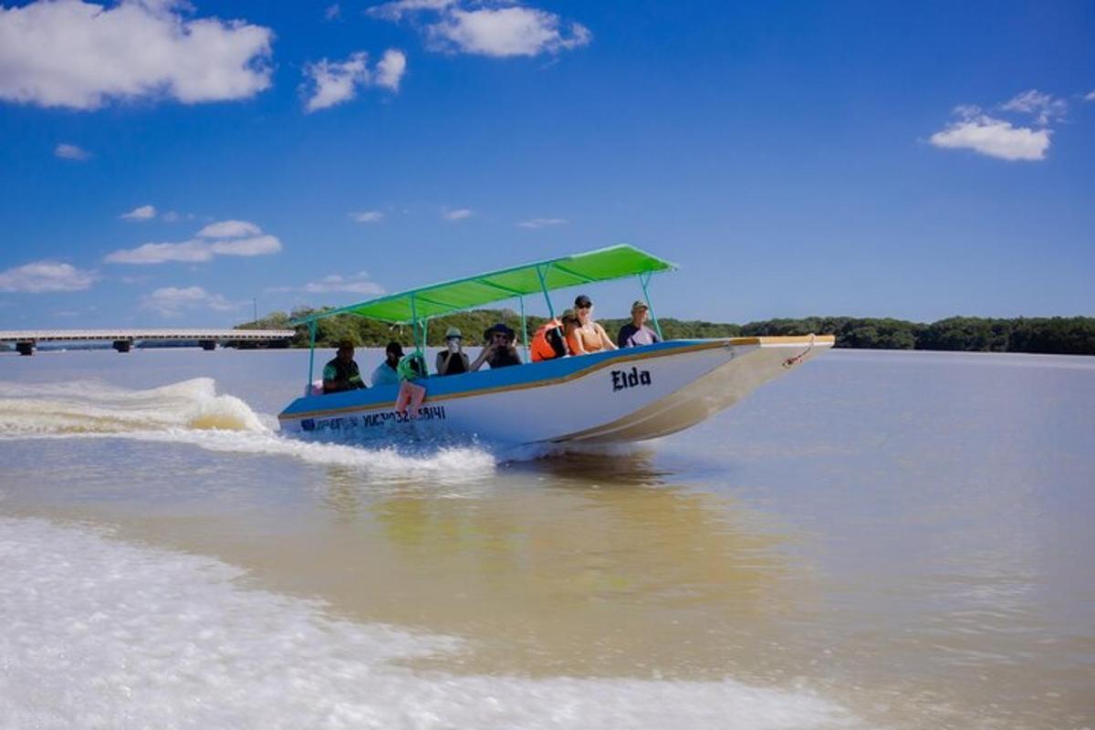 กลุ่มคนกำลังนั่งเรืออยู่บนน้ำ