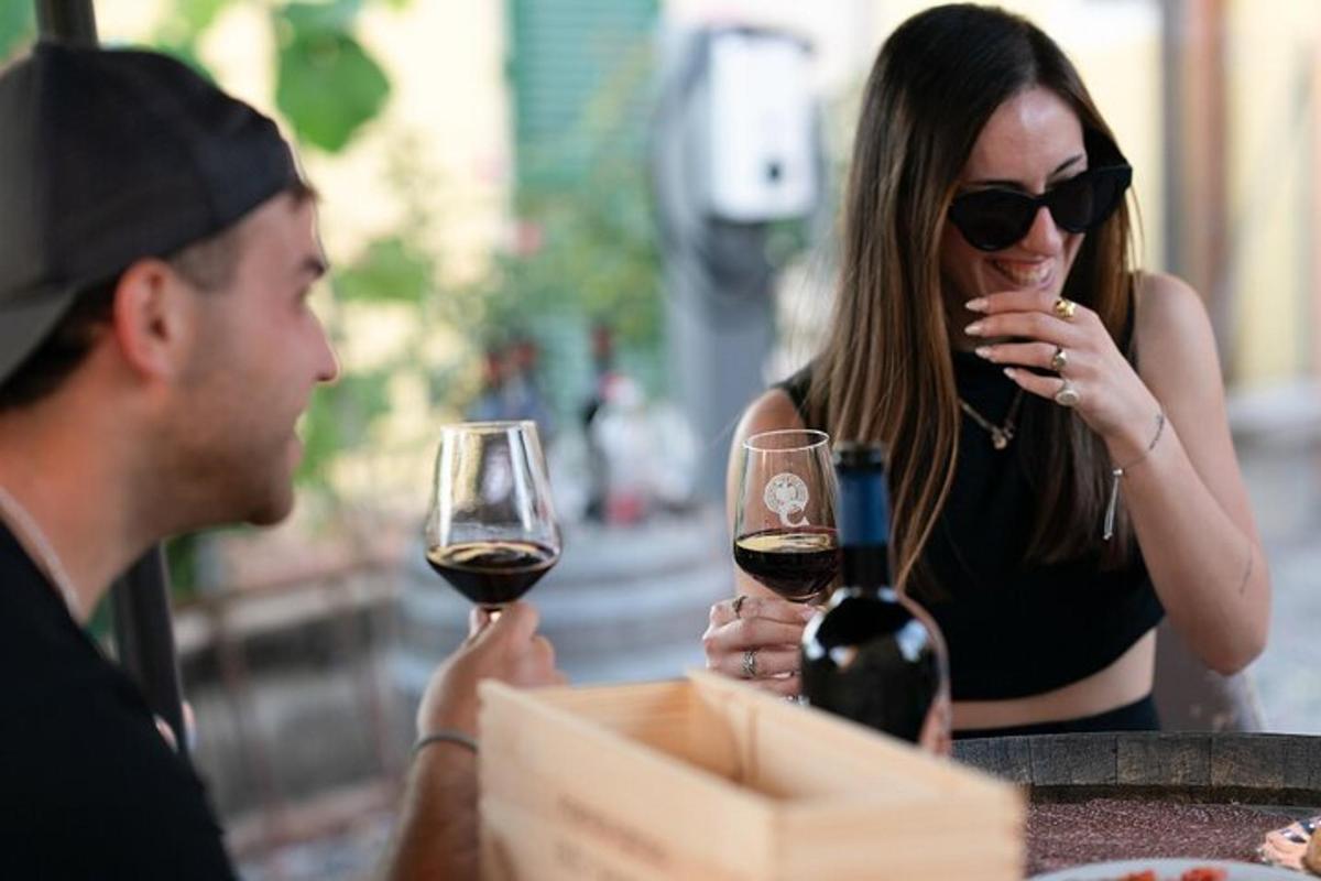 um homem e uma mulher segurando taças de vinho