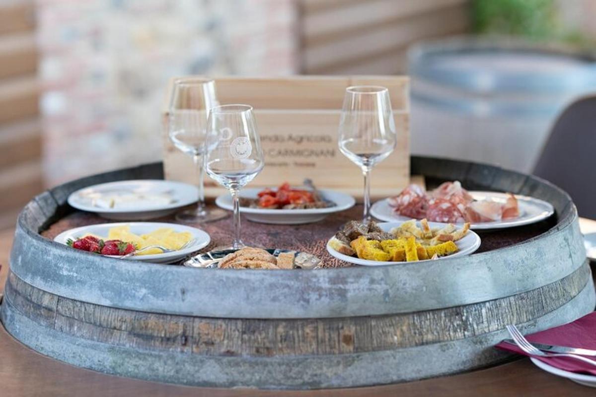 uma mesa com taças de vinho e comida em uma mesa