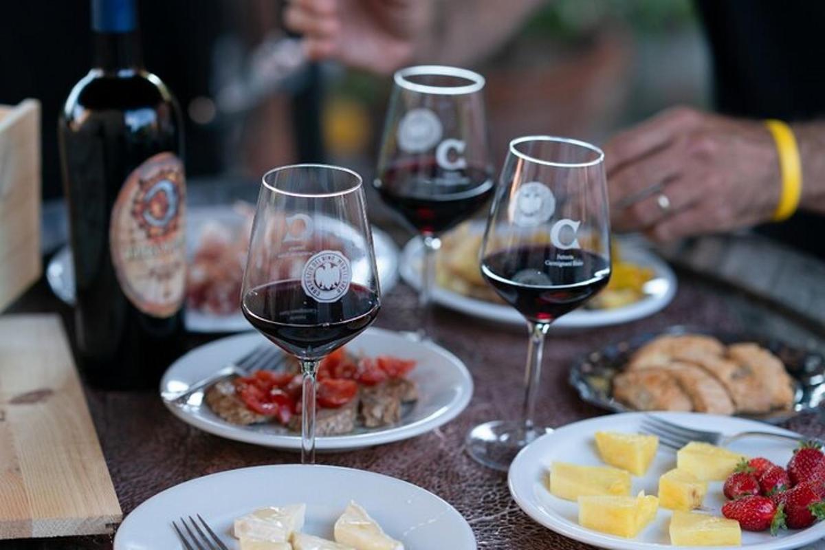 uma mesa coberta com pratos de comida e taças de vinho