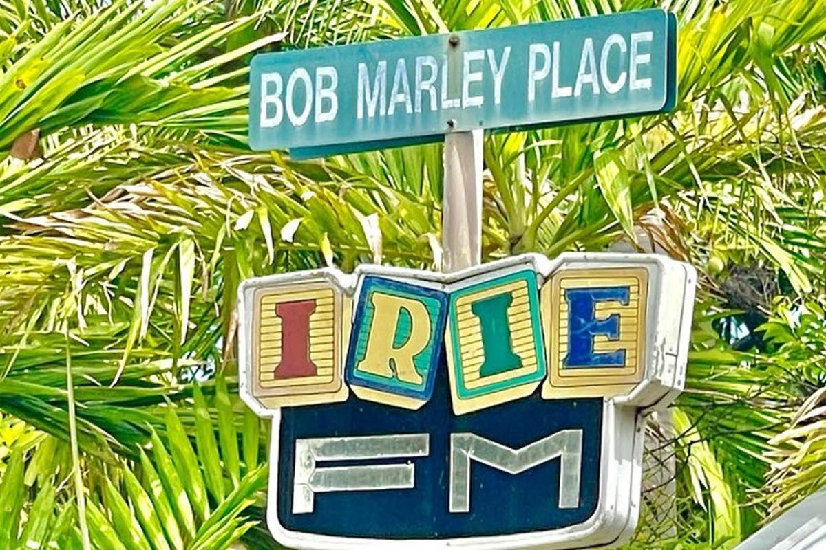 un indicator stradal pentru Bob Marley Place și un indicator stradal