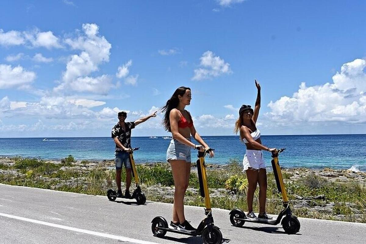 cilvēku grupa, kas brauc ar motorolleriem pa ceļu