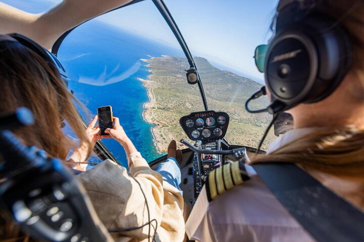 egy csoport ember helikopterrel repül az óceán felett