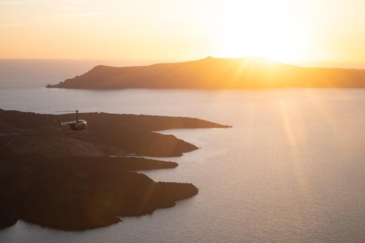 egy helikopter egy vízfelület szélén ül