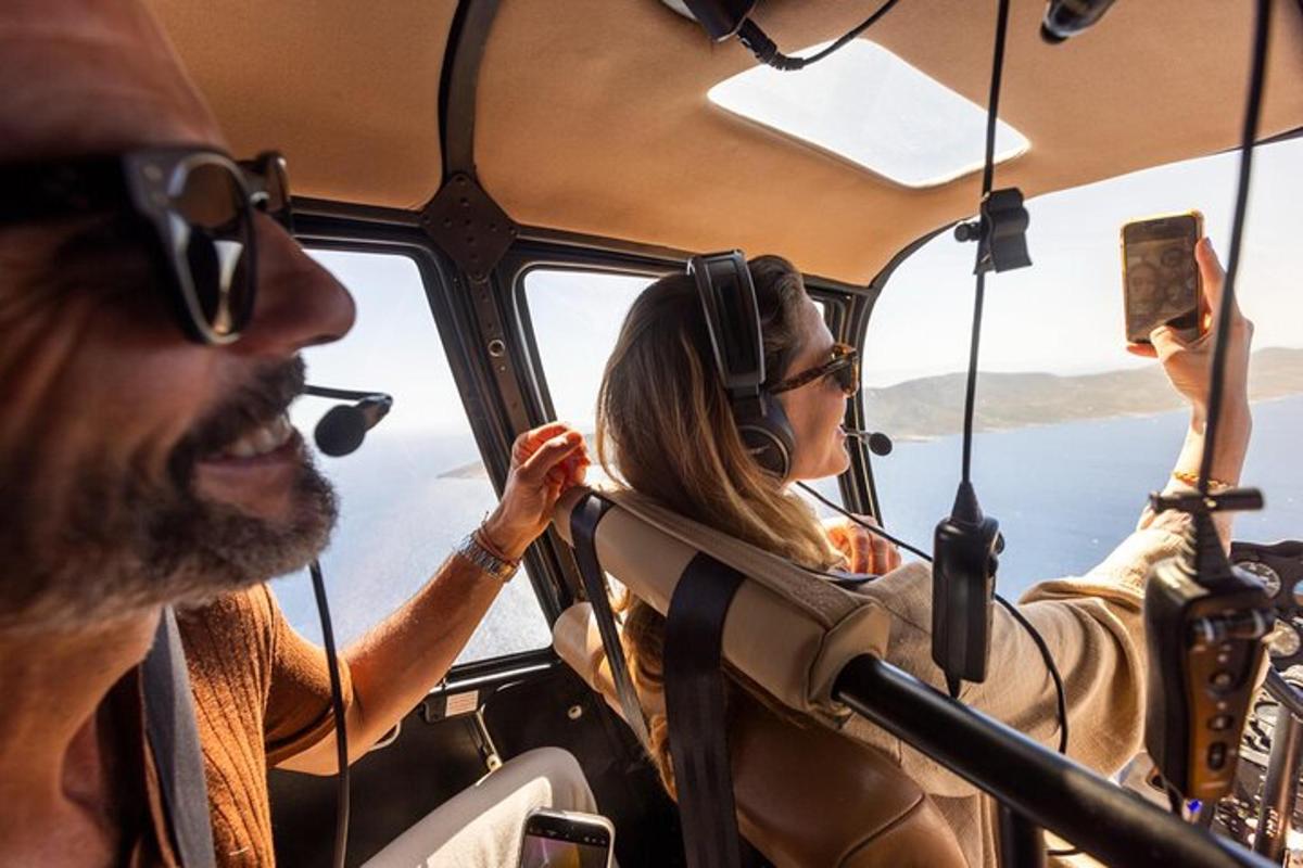 un gruppo di persone sedute su un aereo che guardano fuori dal finestrino