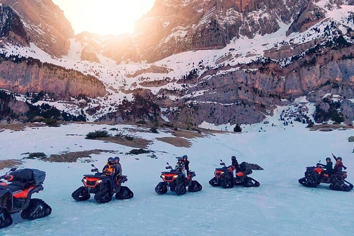 eine Gruppe von Menschen auf Motorrädern im Schnee