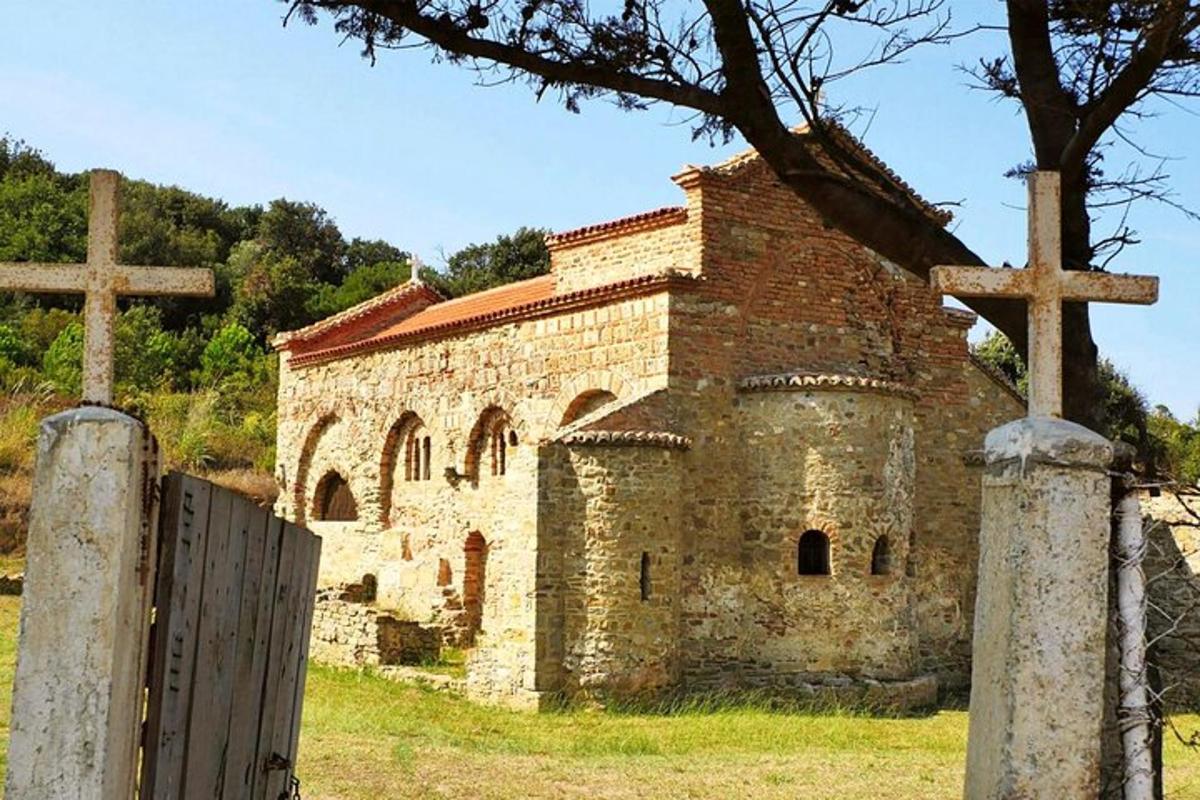 starý cihlový kostel se dvěma kříži před ním