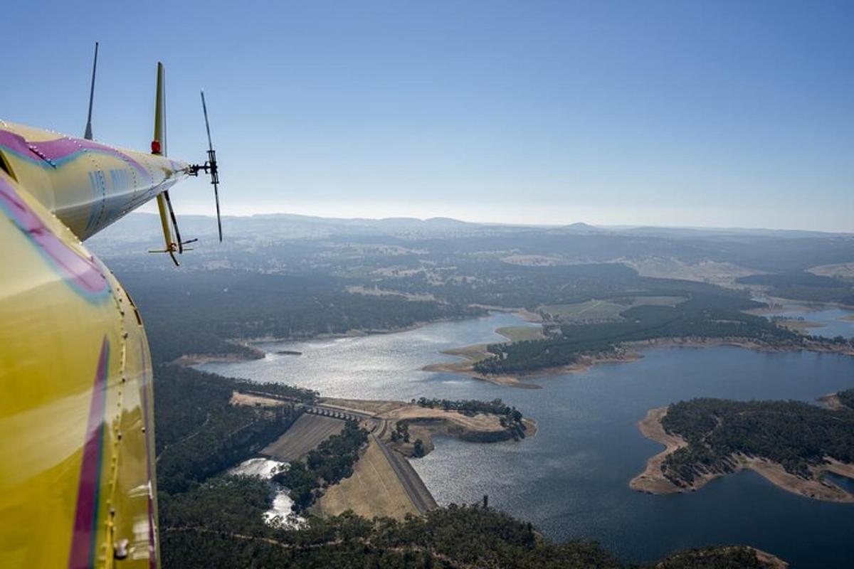 una vista dall'ala di un aereo che sorvola un fiume