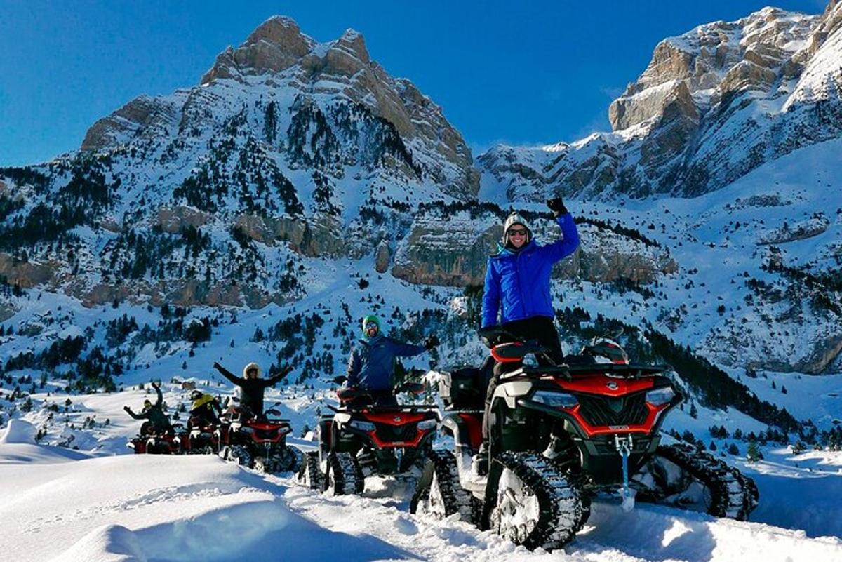 eine Gruppe von Menschen auf Motorrädern im Schnee
