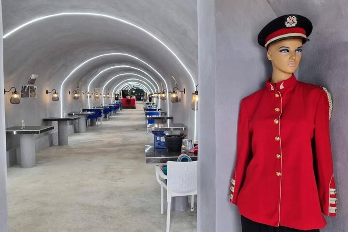 figurína v červené uniformě stojící v tunelu