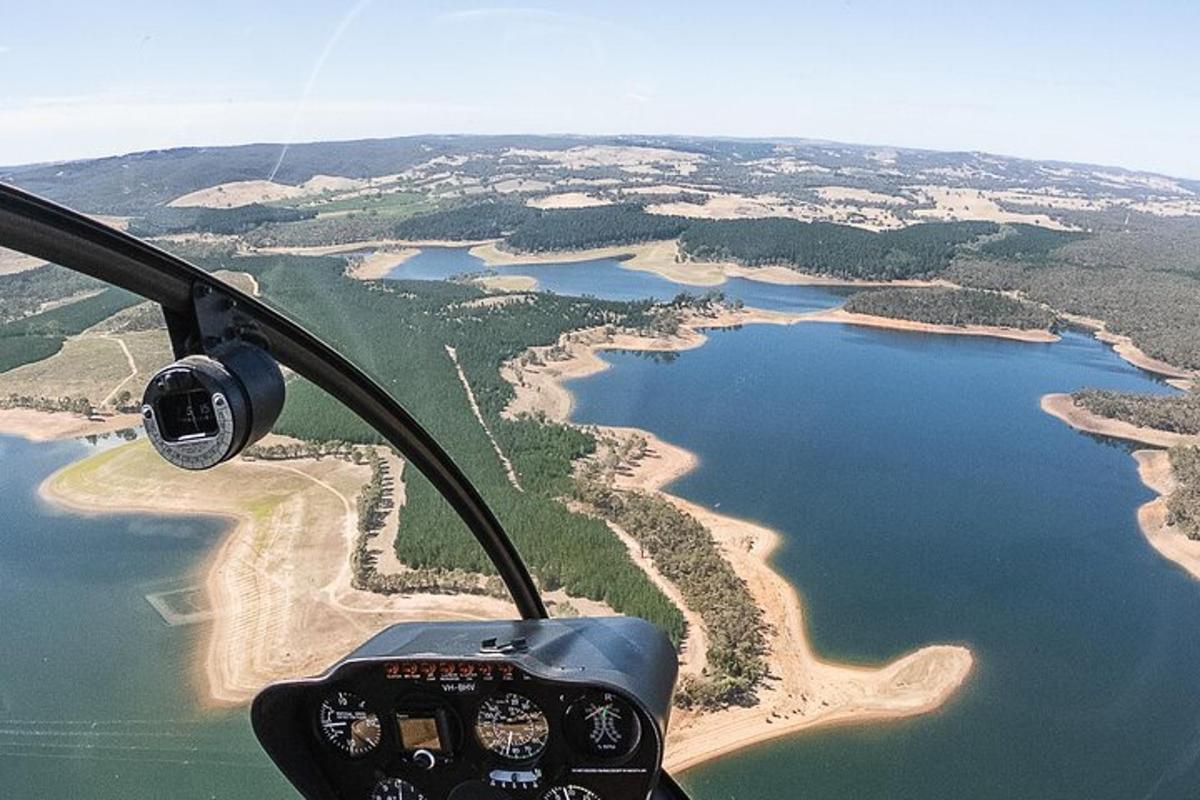 una vista dall'interno di un elicottero di un lago