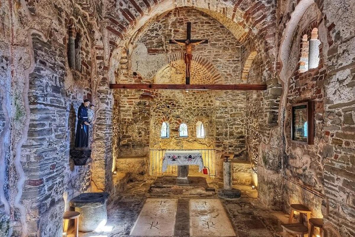 eine Kirche mit einem Kreuz an der Wand