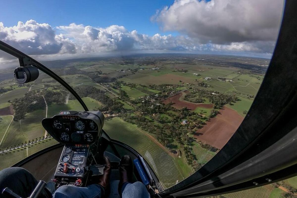 una persona che pilota un elicottero nel cielo