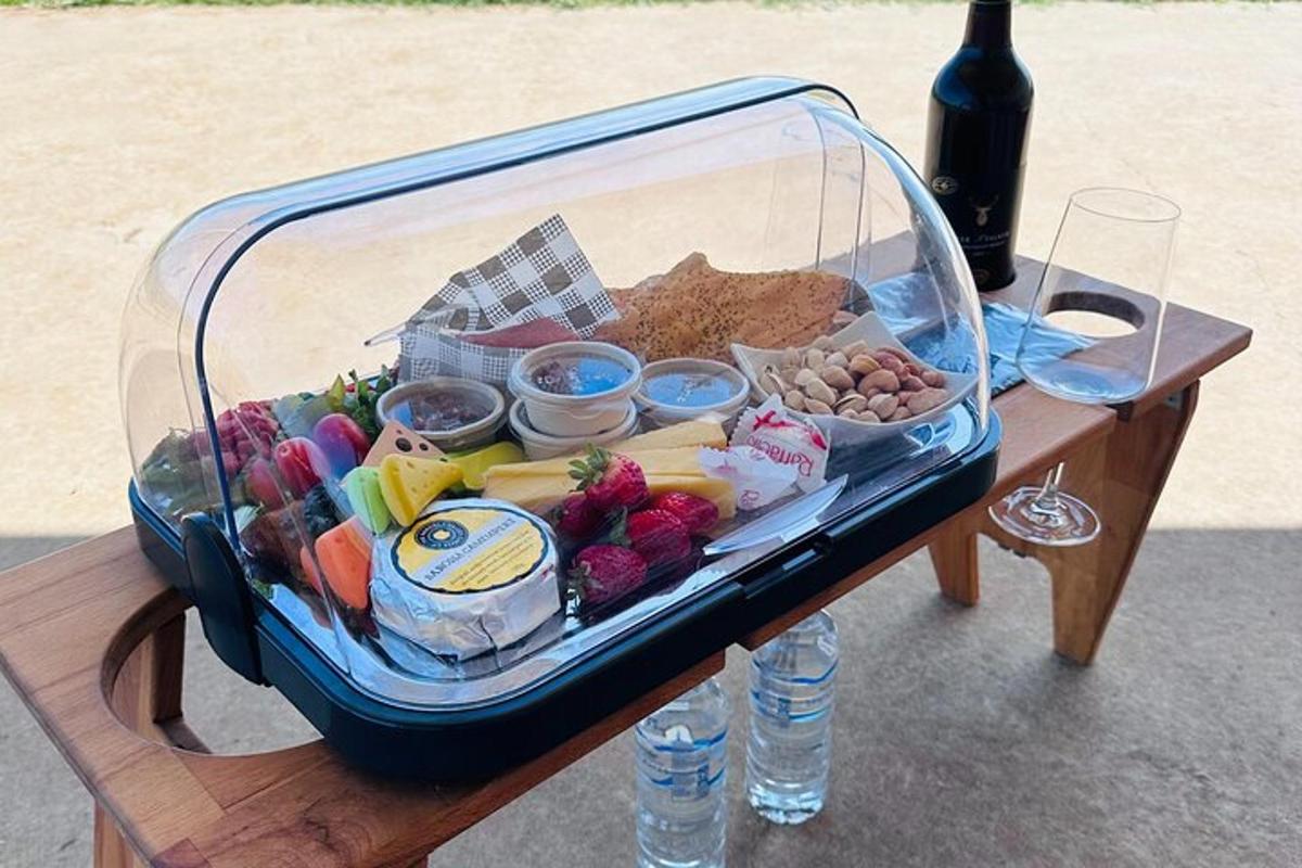 obědový box plný jídla na stole