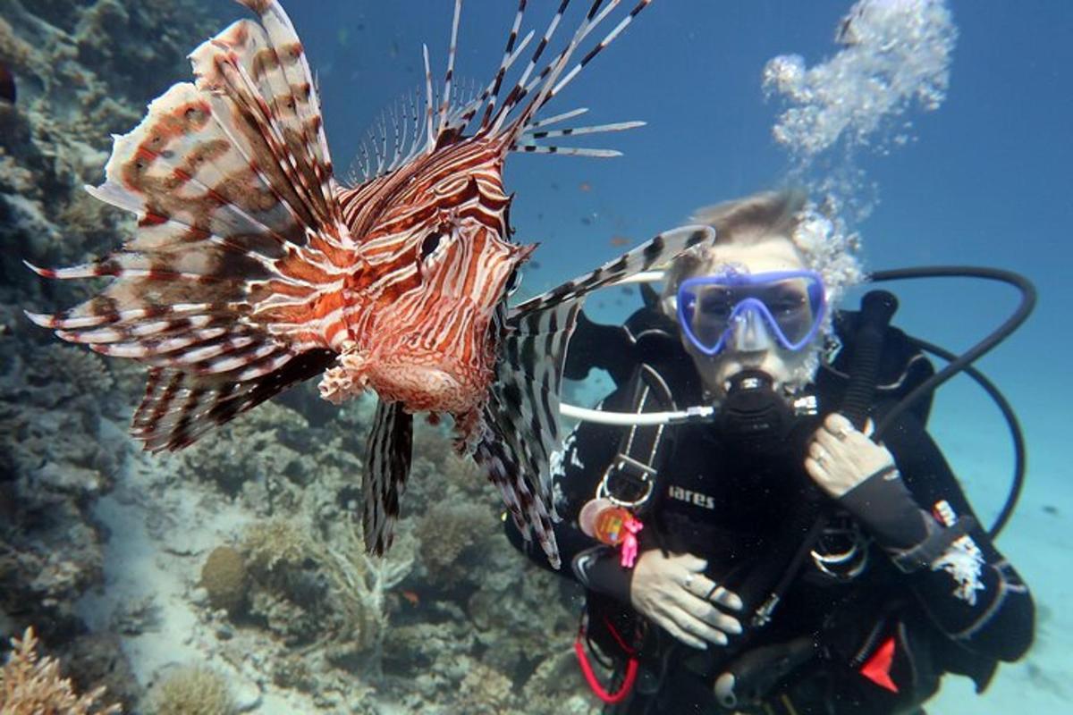 seorang lelaki sedang memegang ikan di atas air