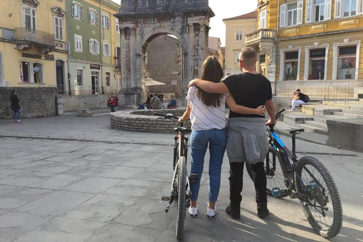egy férfi és egy nő állnak a biciklijük mellett