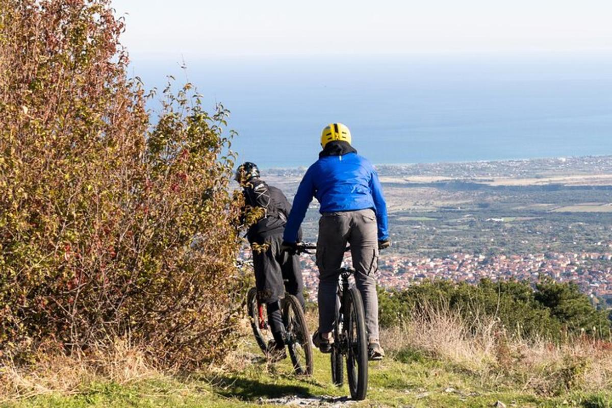 twee mensen fietsen op een heuvel