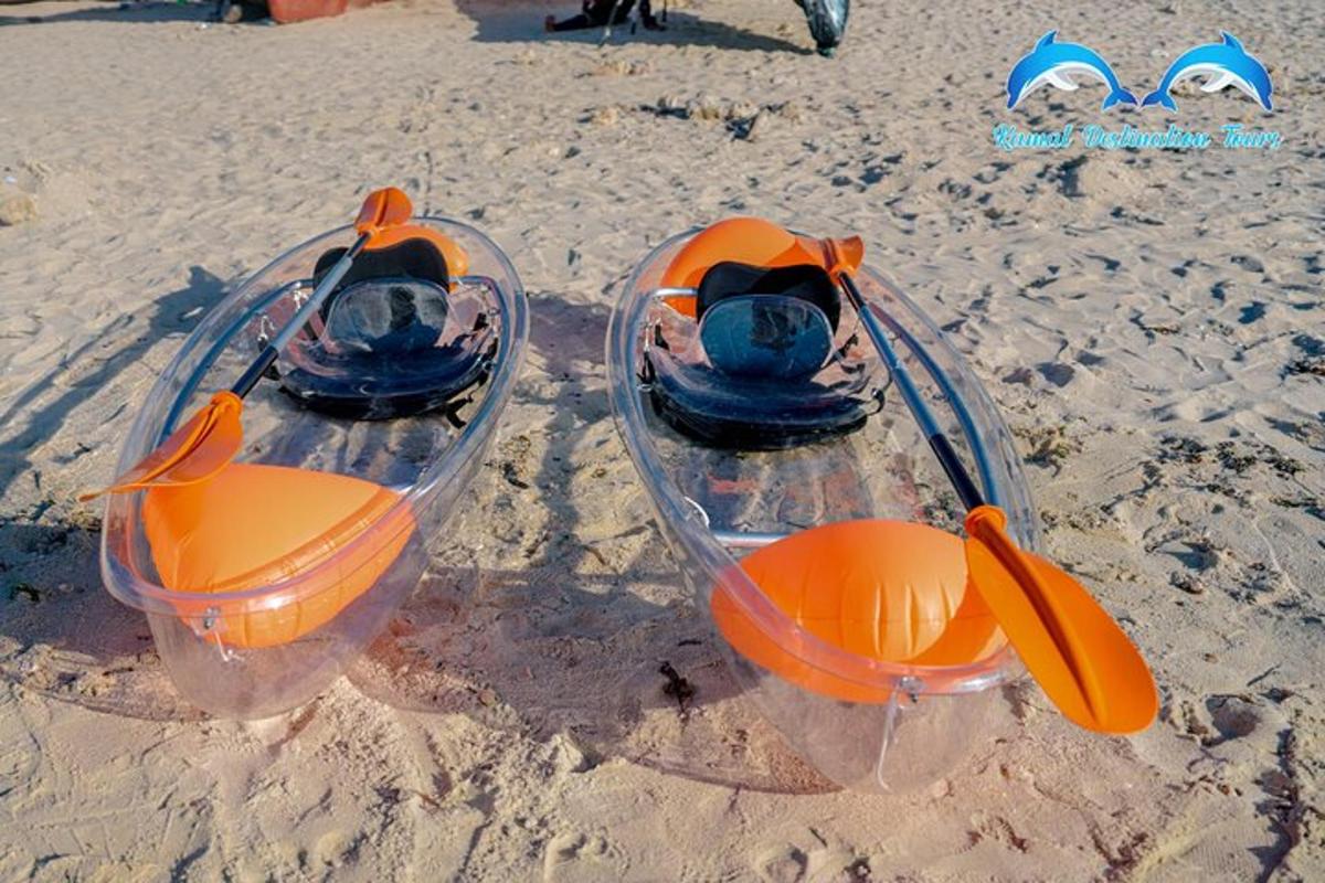 Dos barcos de juguete en la arena de la playa
