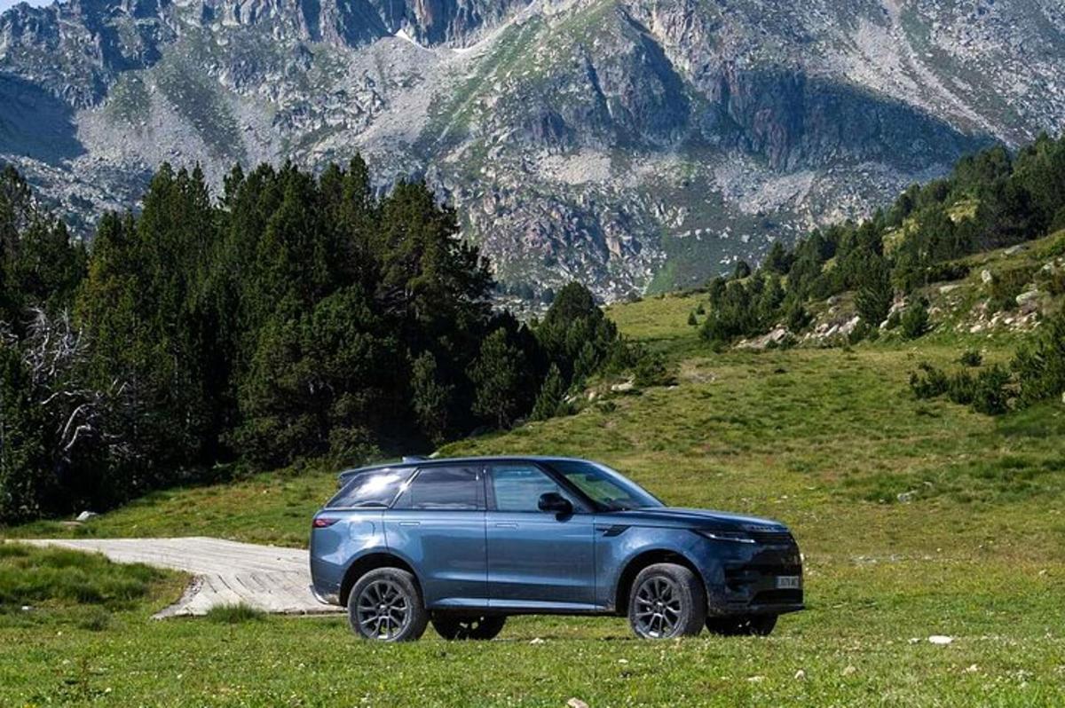 modré SUV zaparkované na úbočí hory
