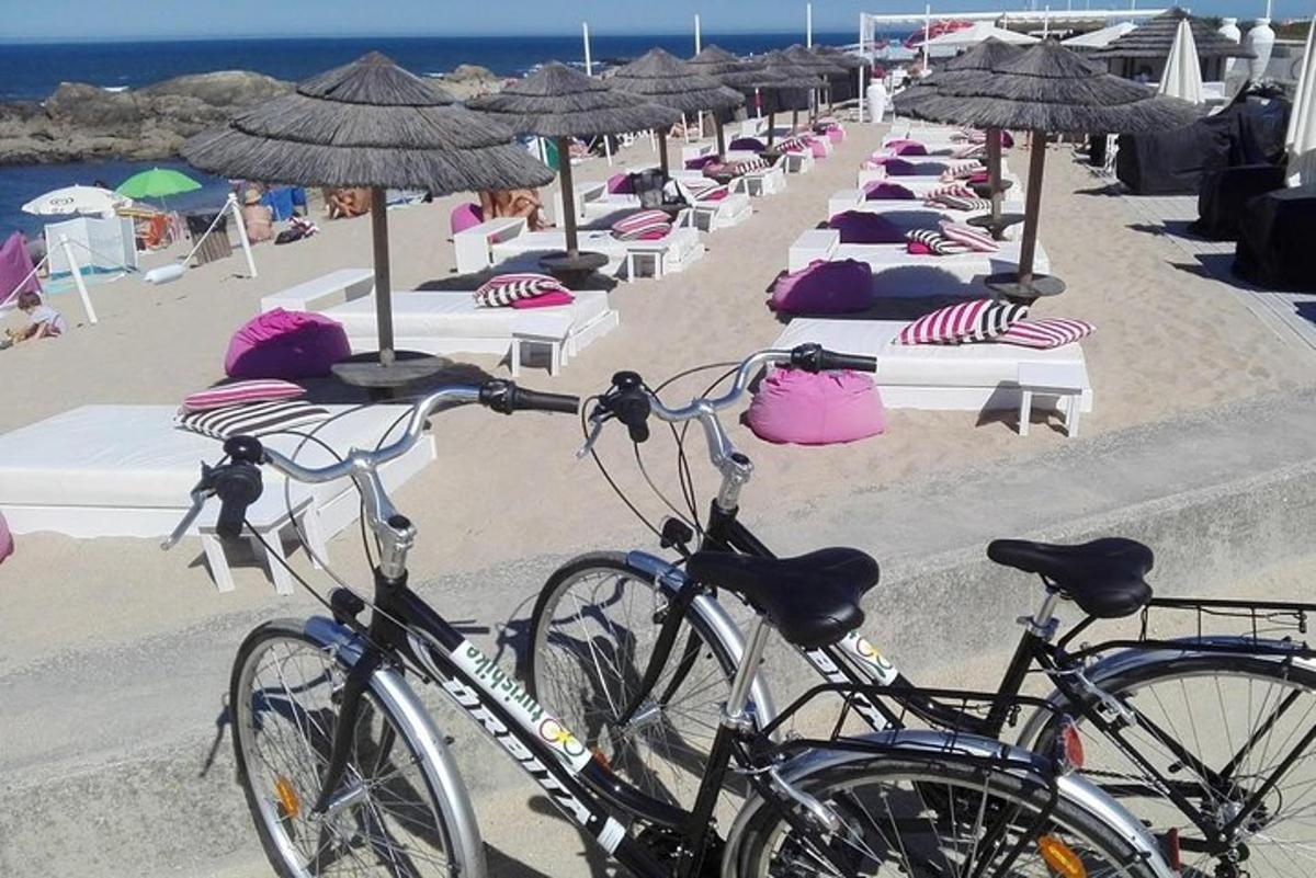 to cykler parkeret på en strand med stole og parasoller