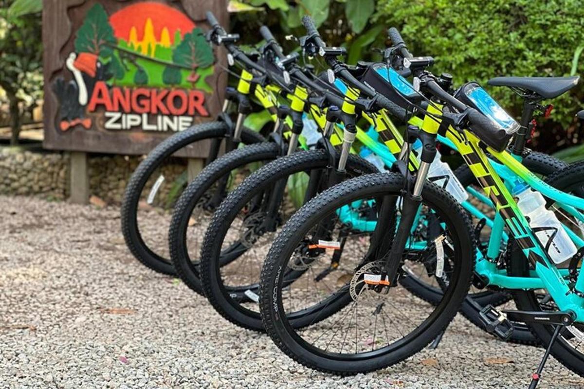 una fila di biciclette parcheggiate davanti a un cartello