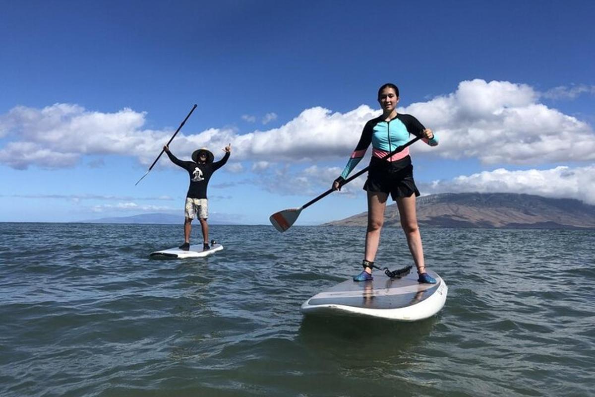 dalawang tao ang nasa paddle board sa tubig