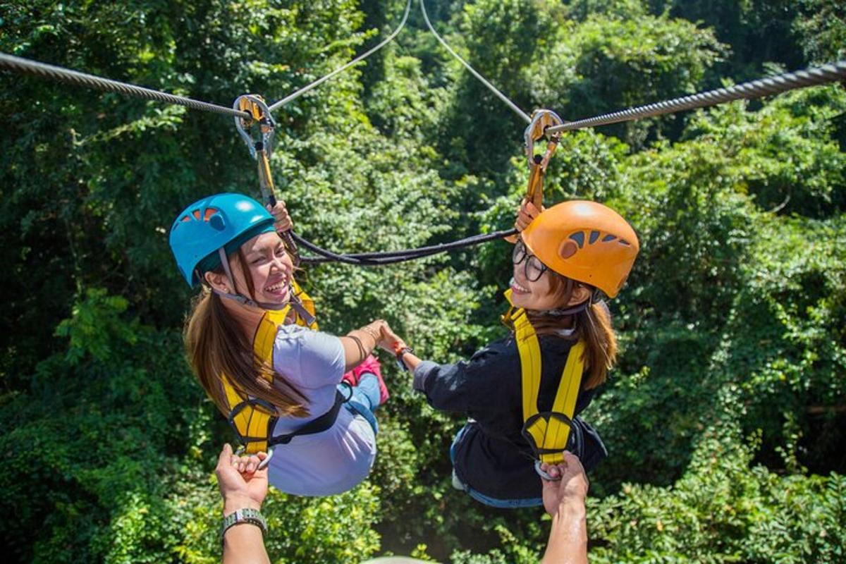 due persone su una teleferica tra gli alberi
