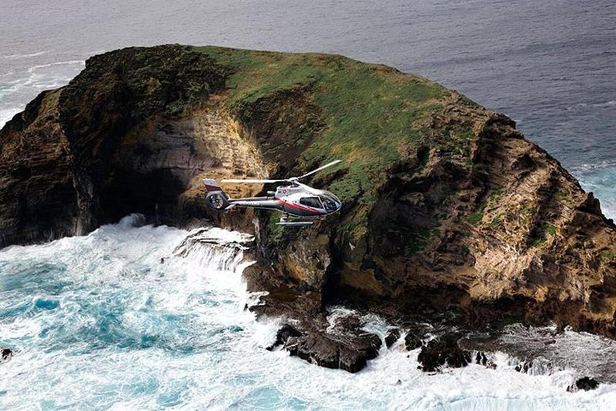 helikopter lendab ookeanis asuva kaljumoodustise kohal