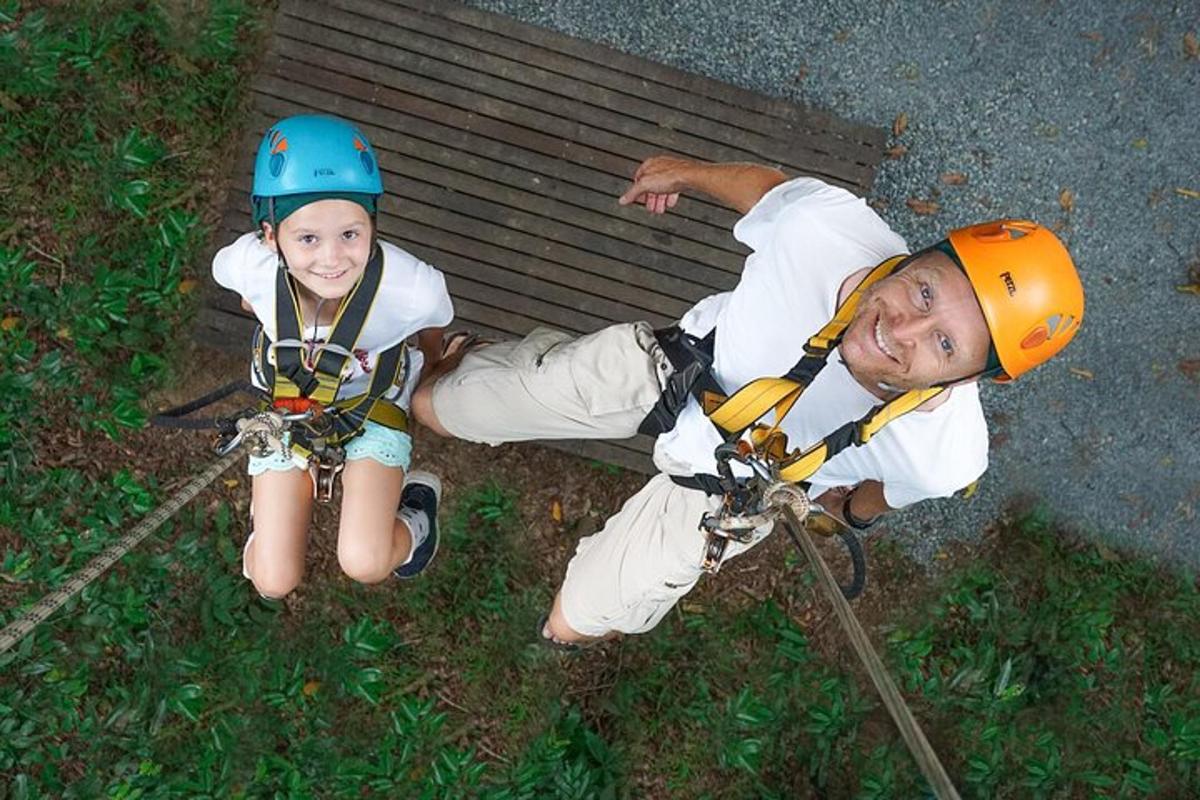 un uomo e una bambina su una teleferica