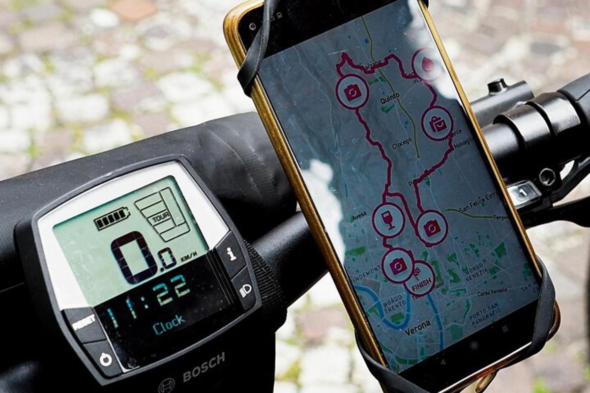 um celular está preso a uma bicicleta com um relógio