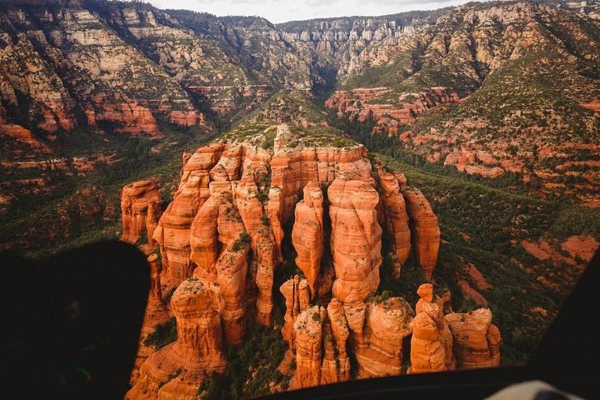 pohled na Grand Canyon z vrtulníku