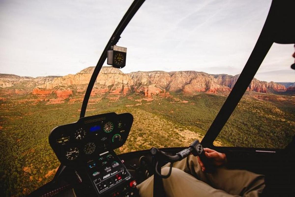 osoba letící vrtulníkem nad Grand Canyonem