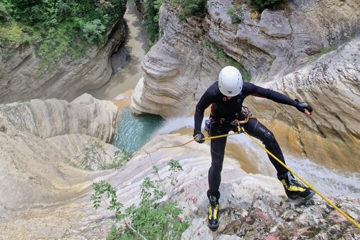Ένας άντρας στέκεται σε έναν βράχο σε ένα ποτάμι