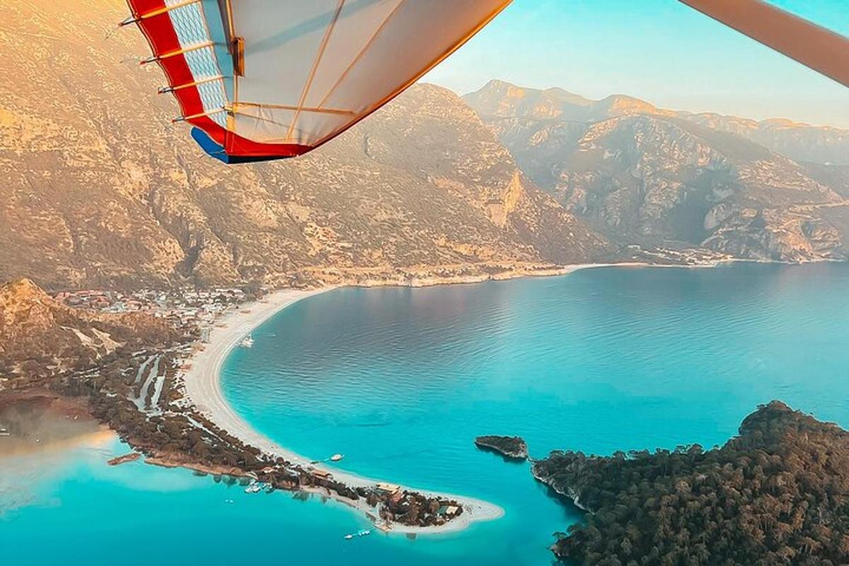 una vista di uno specchio d'acqua da un aereo