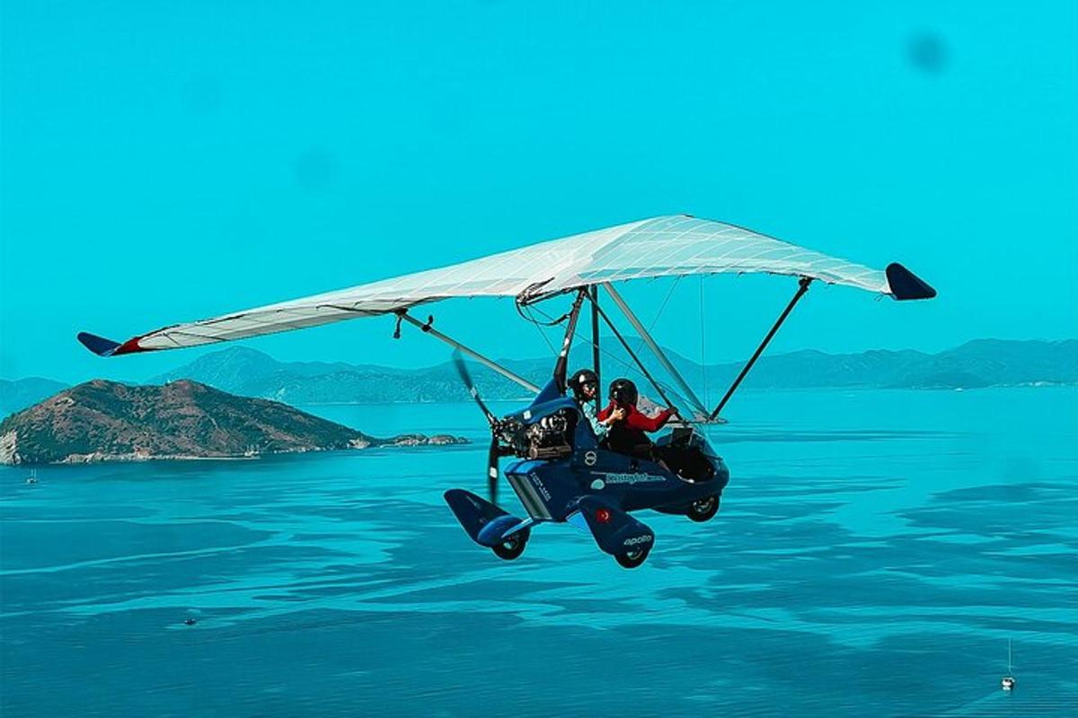 due persone su un aliante che vola sopra l'acqua