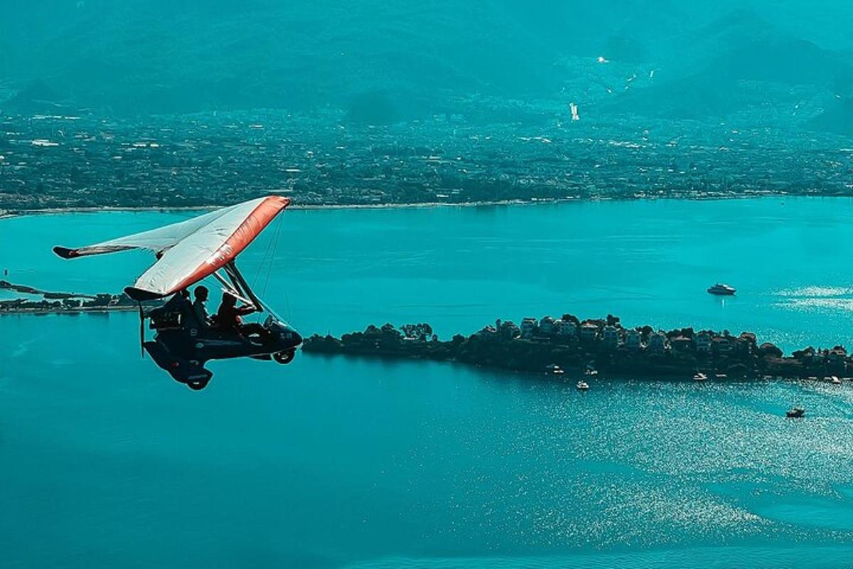 un aereo sta volando sopra una piccola isola nell'acqua