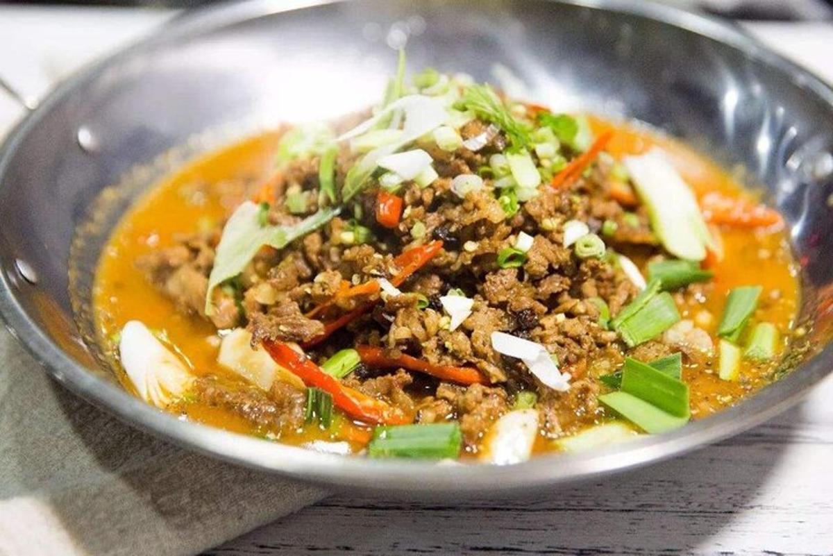 一碗有肉有蔬菜的食物