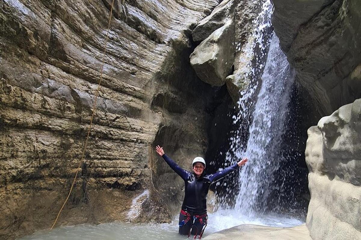 seseorang yang berdiri di hadapan air terjun