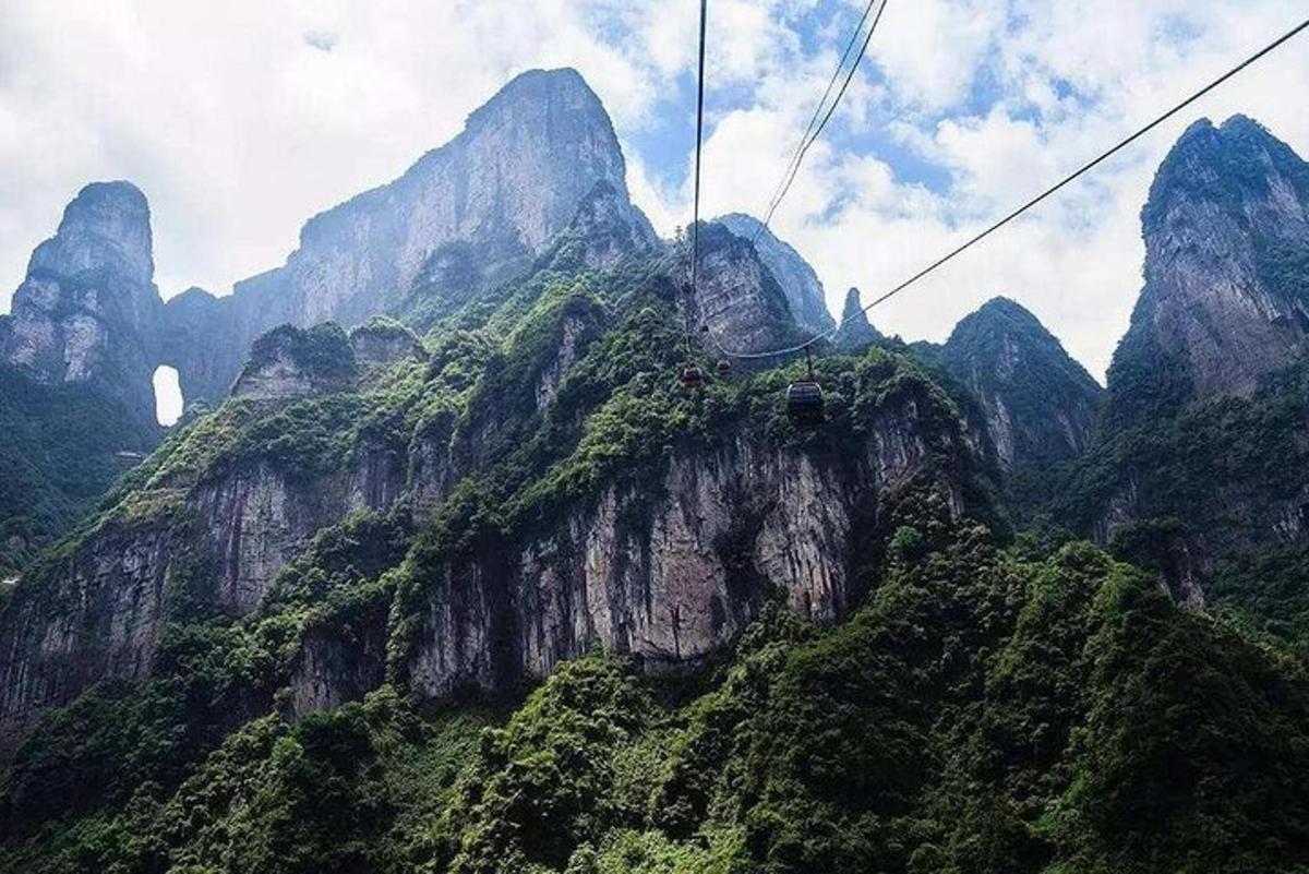 乘坐缆车欣赏山脉景色