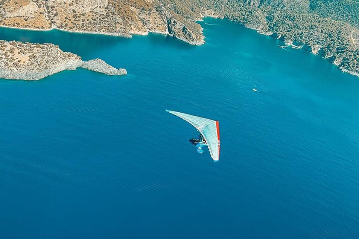 una persona che fa volare un aquilone sopra uno specchio d'acqua